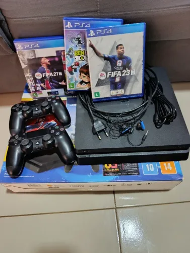 Vendo Playstation 4 , 1tb em excelente Estado de conservação com duas manetes e 3 jogos.