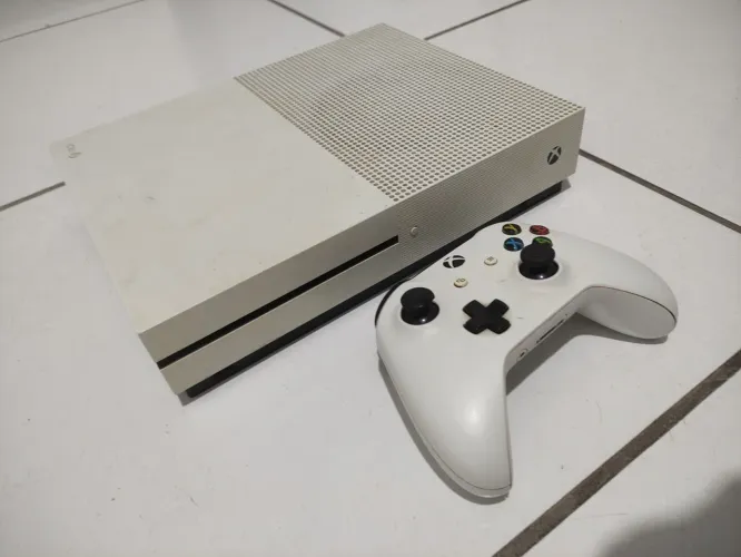 Xbox One S com controle original