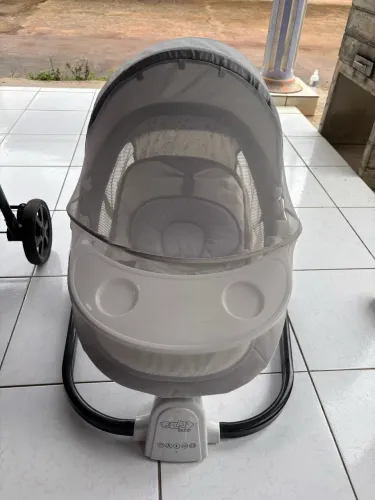 cadeira de descanso e balanço automático para bebê da marca Maxi Baby