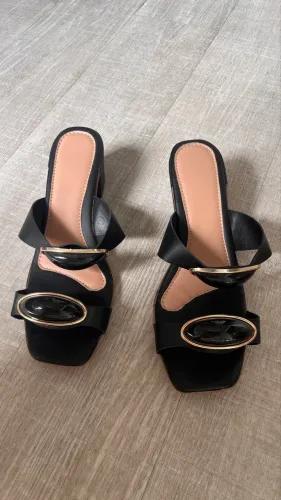 Vendo sandália tam 38 preta