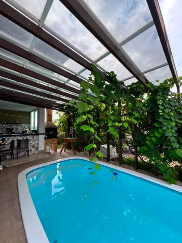 Alugo casa com 4 suítes - Alto padrão - com sistema de energia Solar - Alphaville