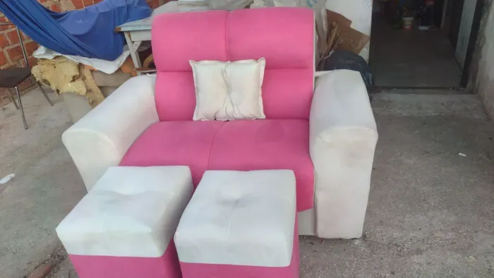 Vendo sofá de 2 lugares com 2 pulfs e uma almofada