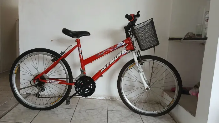 Bicicleta aro 24 com marchas e cestinha. Ótimo estado!