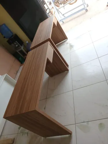 Uma mesa escrivaninha 120x 45 uma gavetata