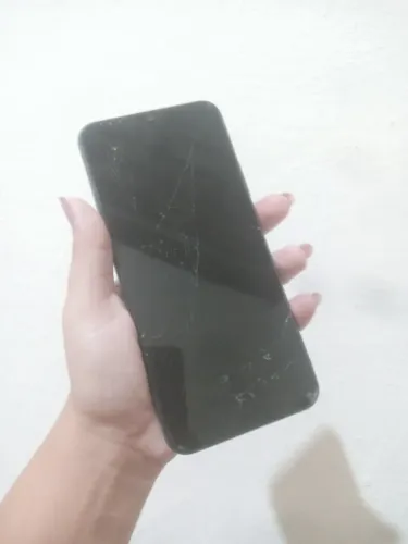 Celular com tela quebrada