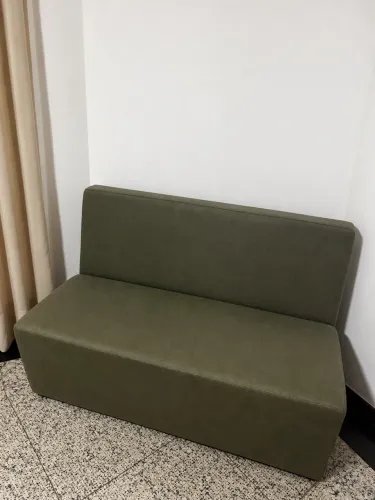 Armário de escritório, mesa de escritório, cadeira giratória e aparador de escritório