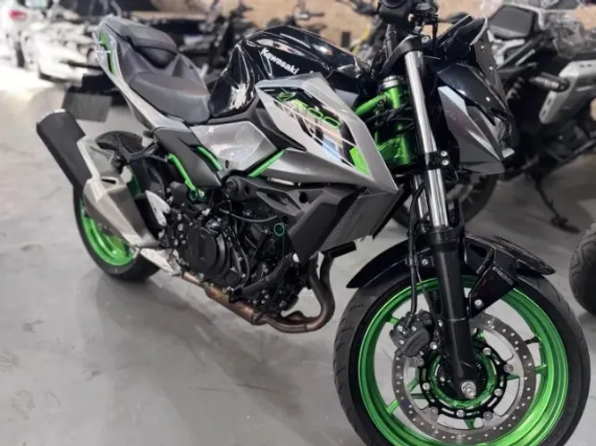 KAWASAKI Z500 2025 COM APENAS 1.300KM RODADOS! FINANCIO!