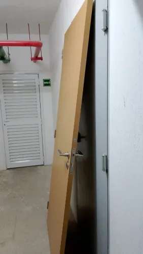 Porta de madeira com fechadura e batente