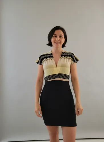 vestido preto com parte superior em listras horizontais preta e amarelo dourado