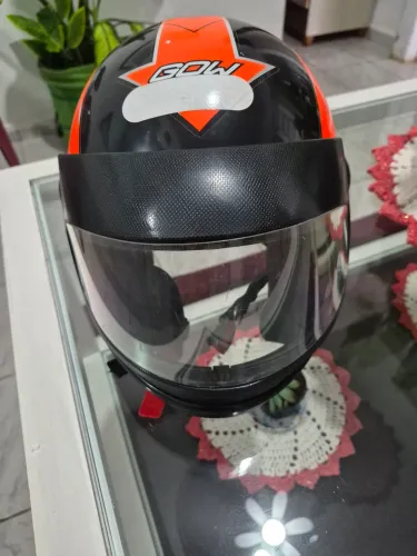 Vende-se uma capacete seminovo em boas condições, aceito proposta