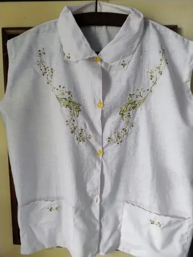 Blusa antiga de algodão bordado 