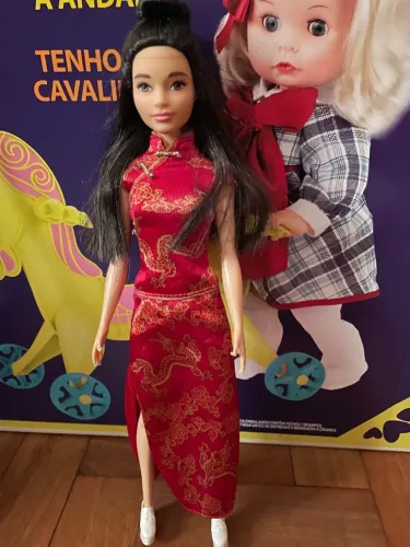 Barbie fashionista com vestido da Mulan