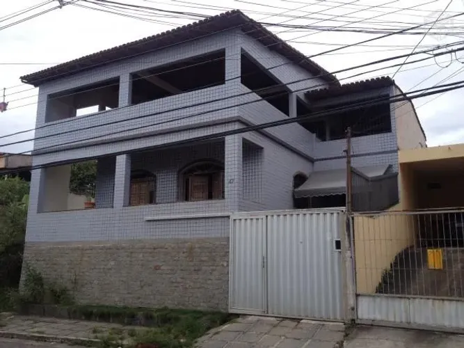 Casarão com piscina, churrasqueira e 4 quartos 
