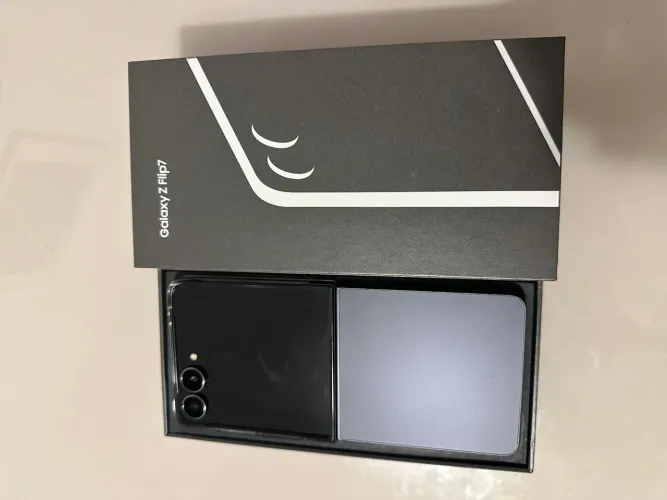 Samsung Z Flip 7 - 512GB- PRETO