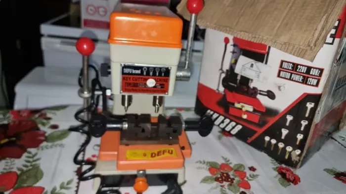 Máquina Copiadora De Chaves Pantográfica 110V MKD368 nova