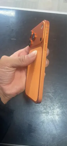 iPhone XR na carcaça do iPhone 17 laranja