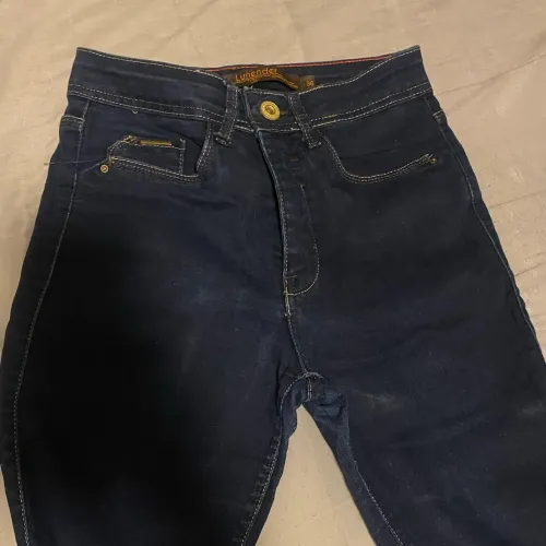Calça jeans skinny lavagem escura 
