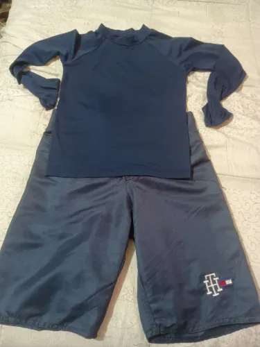 Vendo um conjunto infantil de uma camisa UV de marca,e uma bermuda de surfista taktel