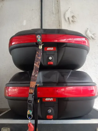 Vendo par de baú lateral Givi, grande medindo 56cm por 40cm com 30cm de altura. LEIA.