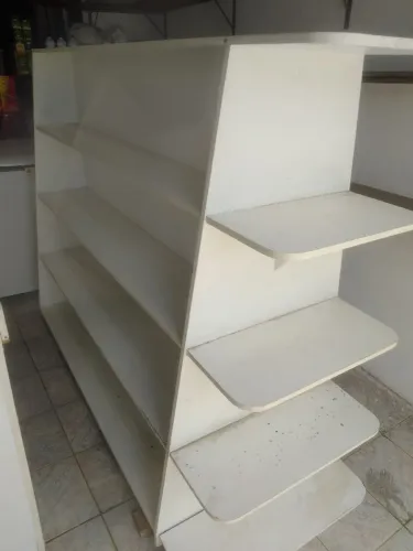 Vendo uma partilheira central MDF de 2,50 por 70 comprei nova e vendo barato chama no zap