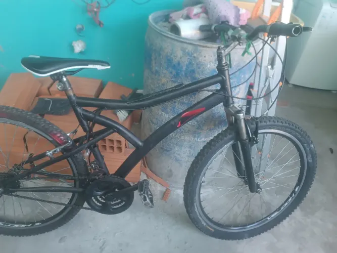 BIKE EM ÓTIMO ESTADO COM AMORTECEDOR PEGANDO