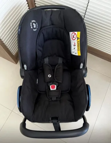 Bebê conforto Maxi Cosi Citi Essential Black com base, redutor e adaptadores para carrinhk