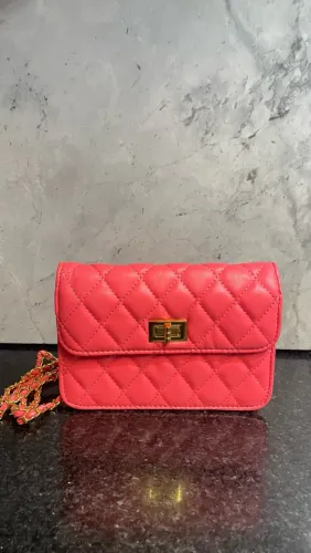 Bolsa Vermelha Matelassê ? Detalhes Dourados