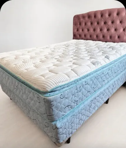 Cama queen com box bipartido, colchão com molas ensacas e pillow top