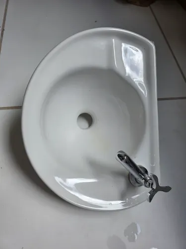 Pia de banheiro com torneira