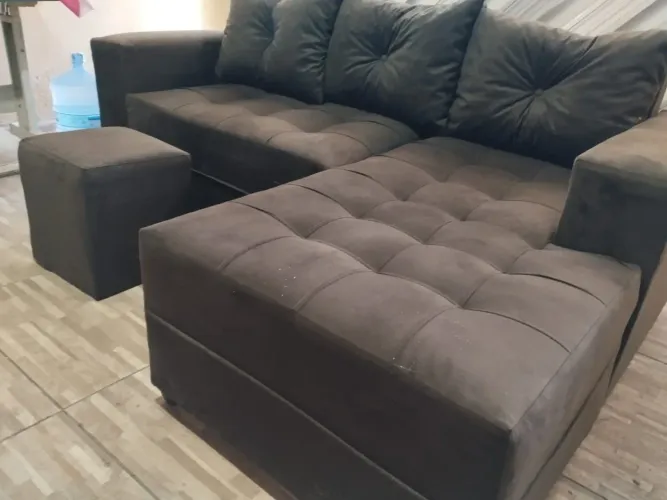 Promoção sofá 3 lugares acompanha um puff