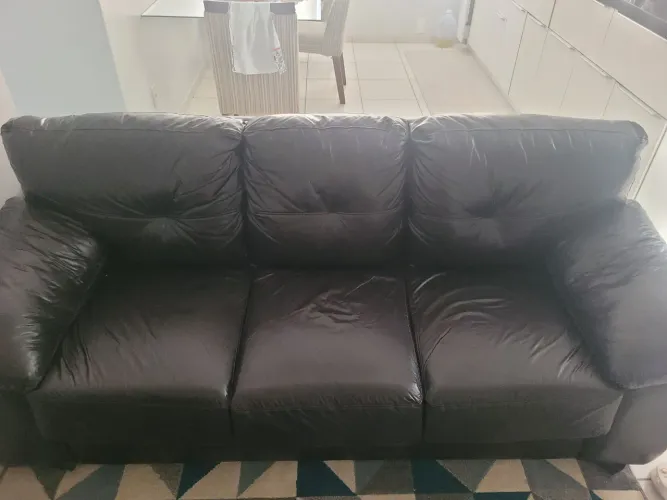 Sofá de 3 lugares e mesa com 6 cadeiras