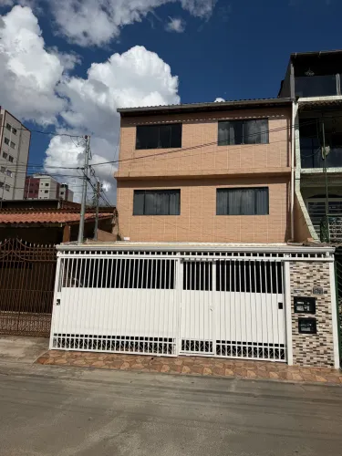 Sobrado com três apartamentos grandes