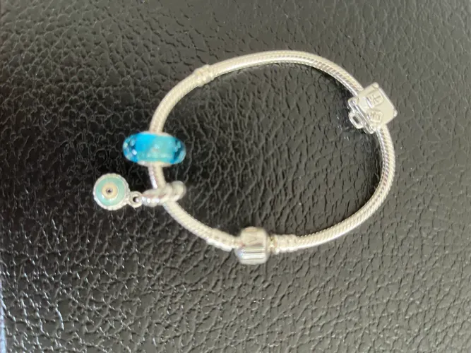 Pulseira Pandora original 3 pingentes mala, olho grego e Murano