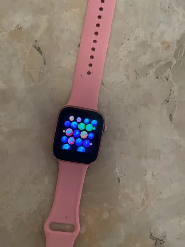 Smartwatch rosa e cabo para carregamento<br>Valor: 30,00