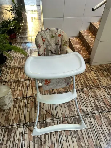 Vendo uma cadeirinha de alimentação para bebê.