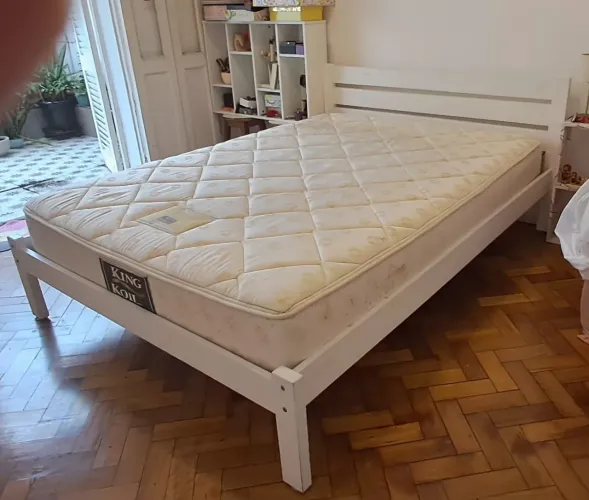 Cama de casal Tok Stok com colchão de molas