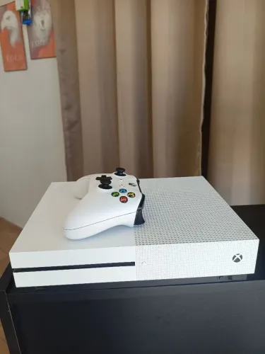 Xbox one s 1TB com jogos digital para baixar + controle original de acompanhamento
