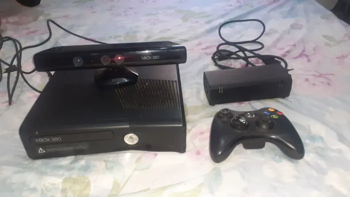 Xbox 360 com Kinect e controle (deu luz vermelha "retirada de peças ")
