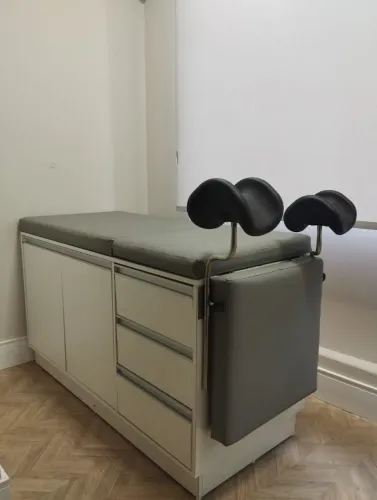 Cama ginecologista com gabinete - excelente estado