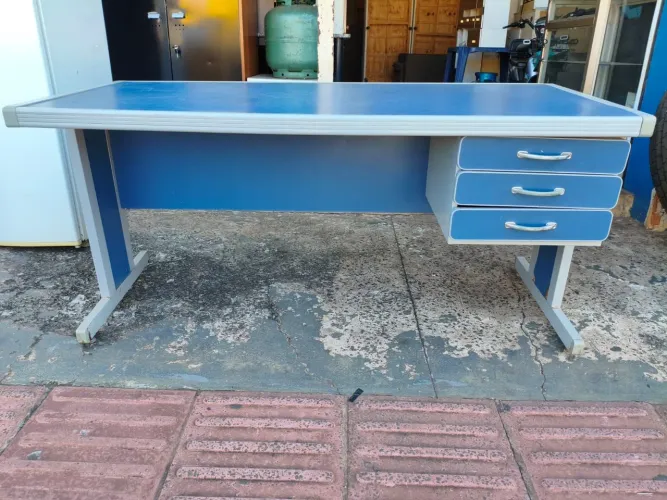Mesa de escritório MDF com chaves fecha às 3 gavetas bem conservada ((ENTREGO GRATIS))