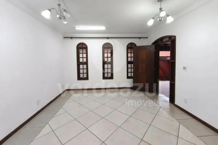 Casa 4 Dorm/ Suíte, são 4 banheiros, churasqueira, 4 vagas C/ Perto da Av Baden Powell Cam
