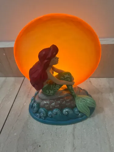Luminária Estátua Disney Traditions por Jim Shore - Ariel "Sereia da Lua" Enesco (Com Luz)