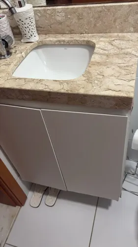 Armário completo com cuba e granito.