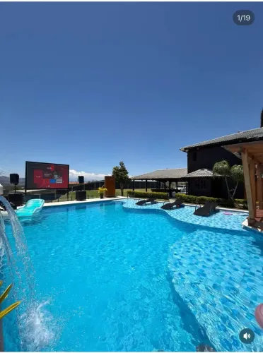 Casa de condomínio para venda tem 7000 metros quadrados com 8 quartos