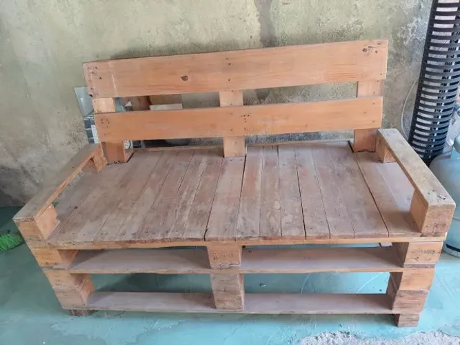 Sofá Pallet Com apoio de braço