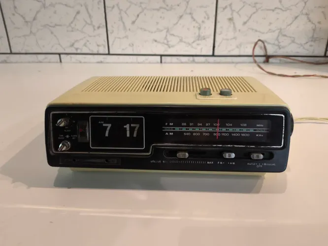 Rádio Relógio Despertador Flip Sanyo RM7320 Vintage Anos 70 - ATENÇÃO NA DESCRIÇÃO