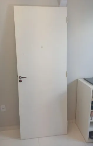 Porta com trava eletrônica por 800 reais, porta convencional por 300 reais, madeira mista