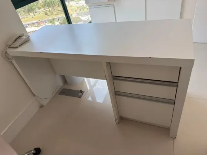 Mesa branca com gavetas