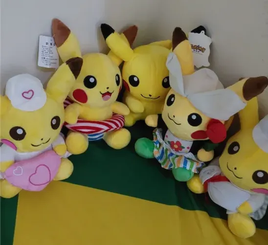Coleção Pikachu 4 Estações - Pelúcias Originais / Colecionáveis