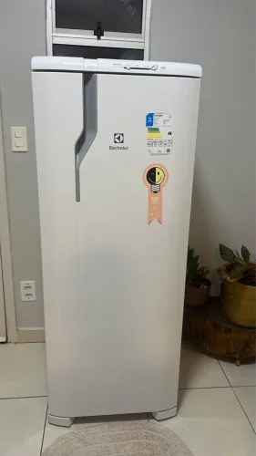 Vendo uma geladeira eletrolux